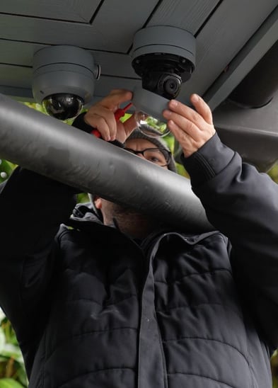 SwissHomeguard Team bei der Installation einer Sicherheitslösung